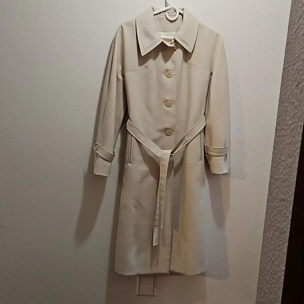 Vintage trench coat. Maker unknown size 12. Lt tan